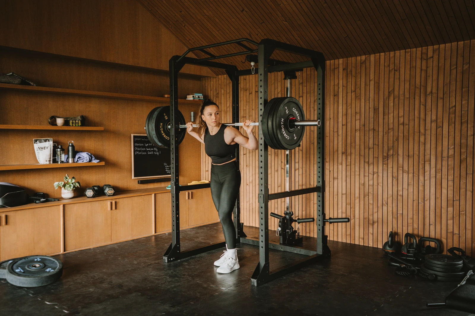 Barre olympique chargée sur un rack, exercice de squat en home-gym