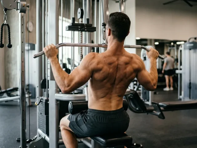 exercice dos a la poulie : tirage vertical lat pulldown en salle de musculation