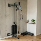 poulie de musculation fixée au mur dans un home gym maison