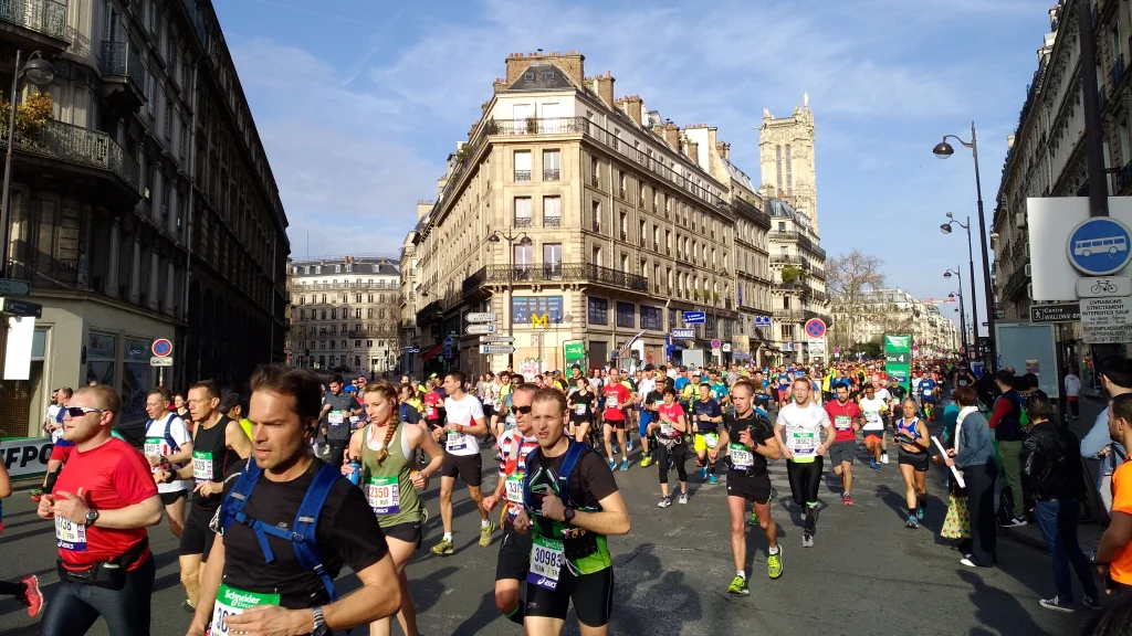 Peloton de coureurs amateurs lors du marathon de Paris, avenue haussmannienne