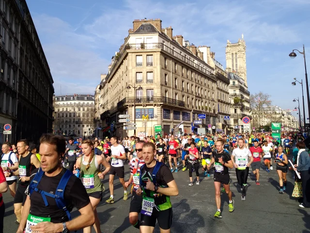Peloton de coureurs amateurs lors du marathon de Paris, avenue haussmannienne