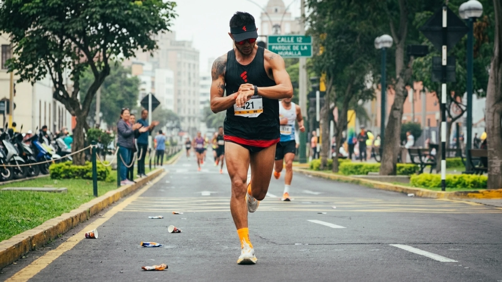 Coureur consultant son temps de passage sur sa montre pendant un marathon