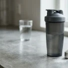 Comment prendre la créatine en poudre : shaker et dose de créatine sur un plan de travail