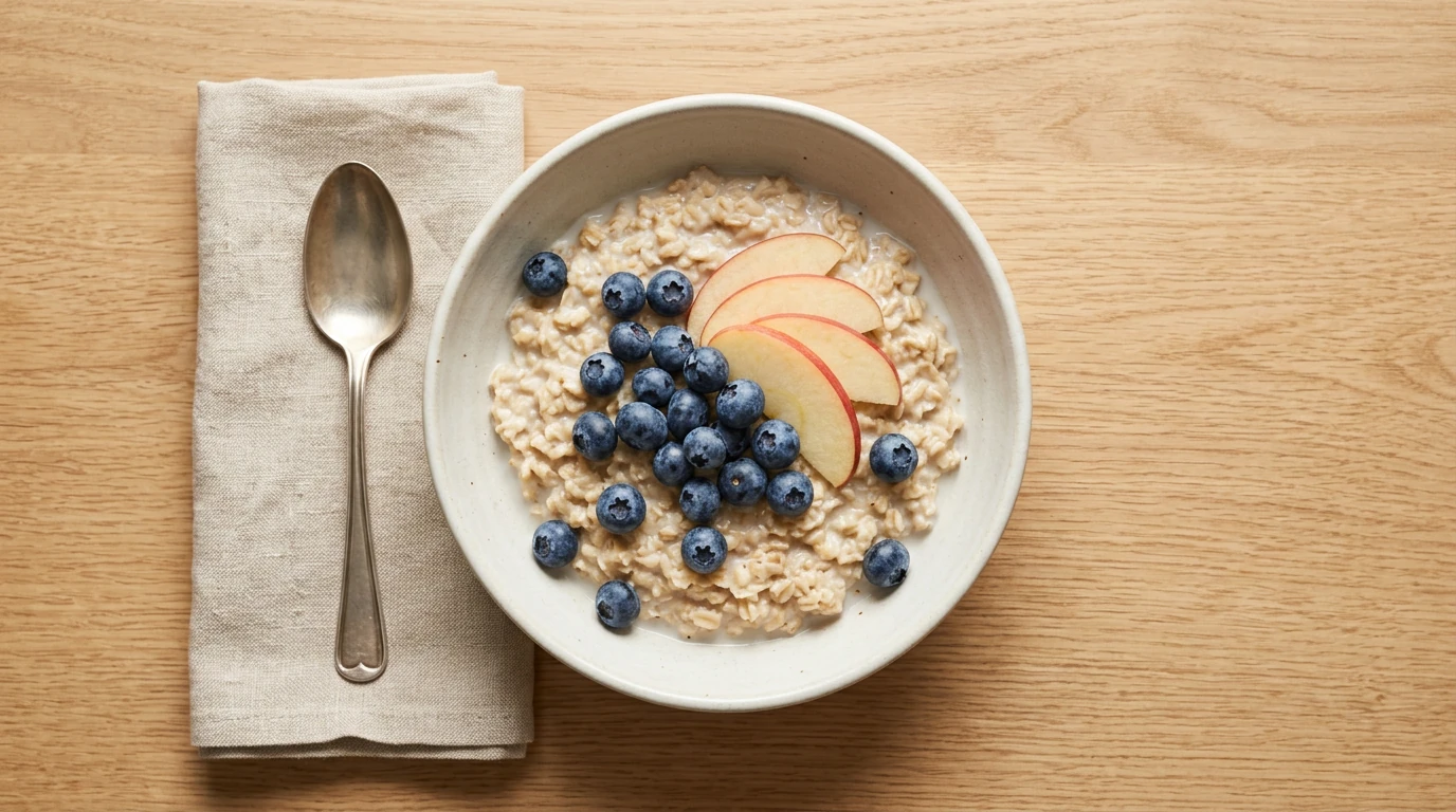 Bol de porridge d'avoine aux fruits, petit-déjeuner satiétogène