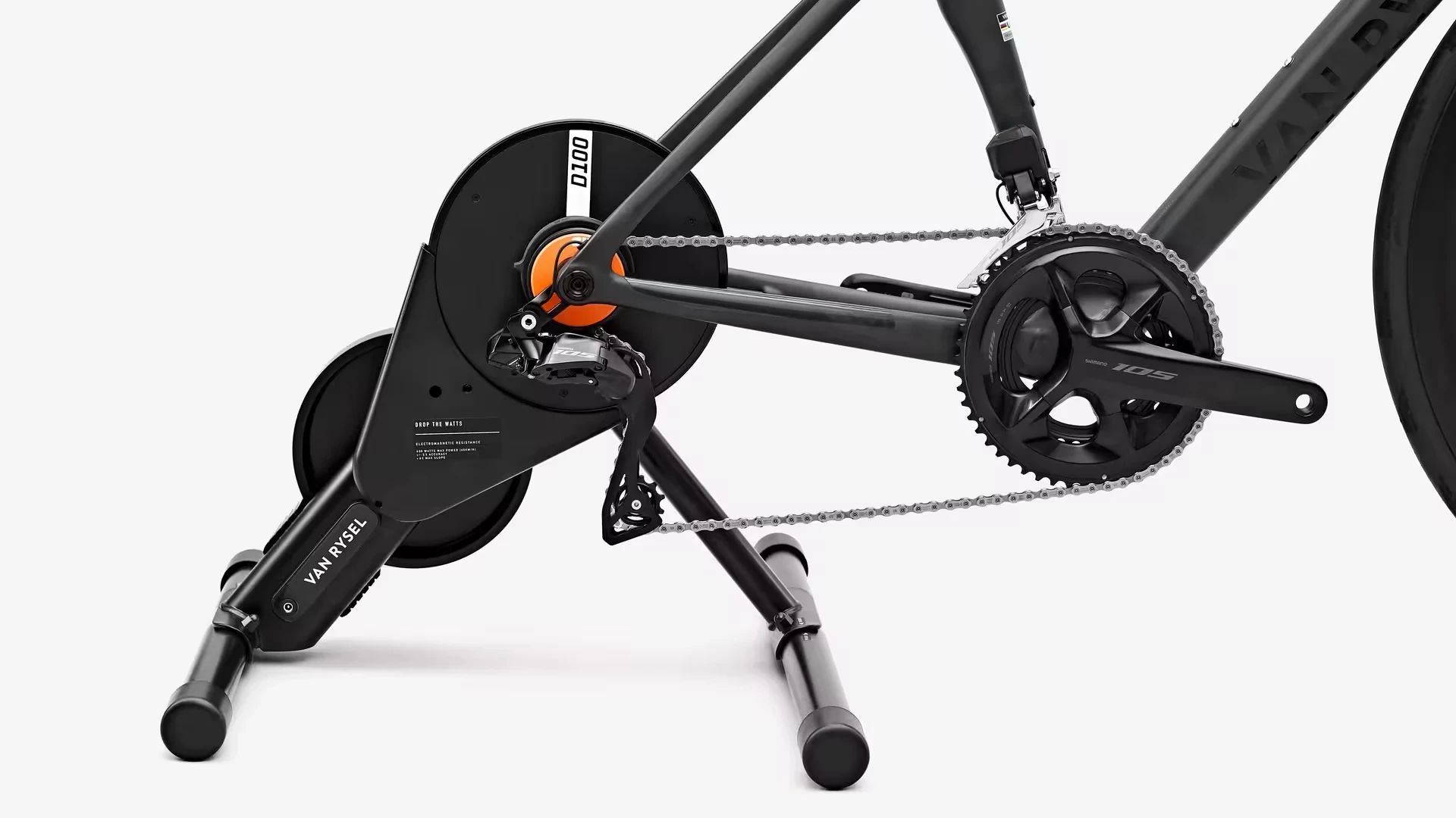 Home trainer Van Rysel D100 installé sur un vélo route
