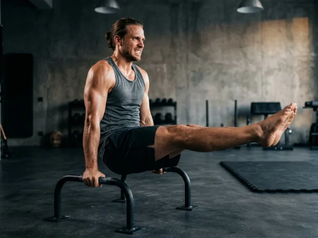 musculation isométrique : pratiquant en position de maintien statique sur barres parallèles
