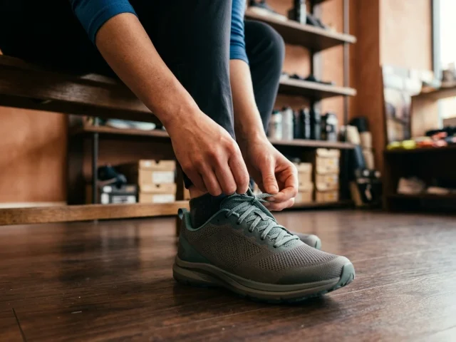 Essayage d'une chaussure de running pour vérifier la bonne pointure