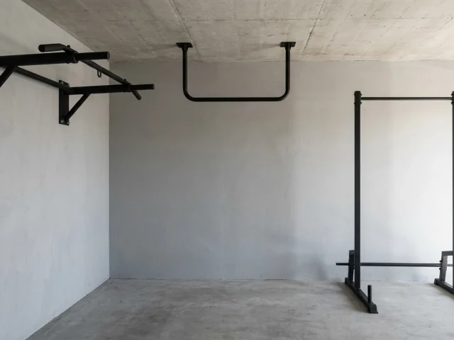 Barres de traction murale, plafond et station autoportée comparées