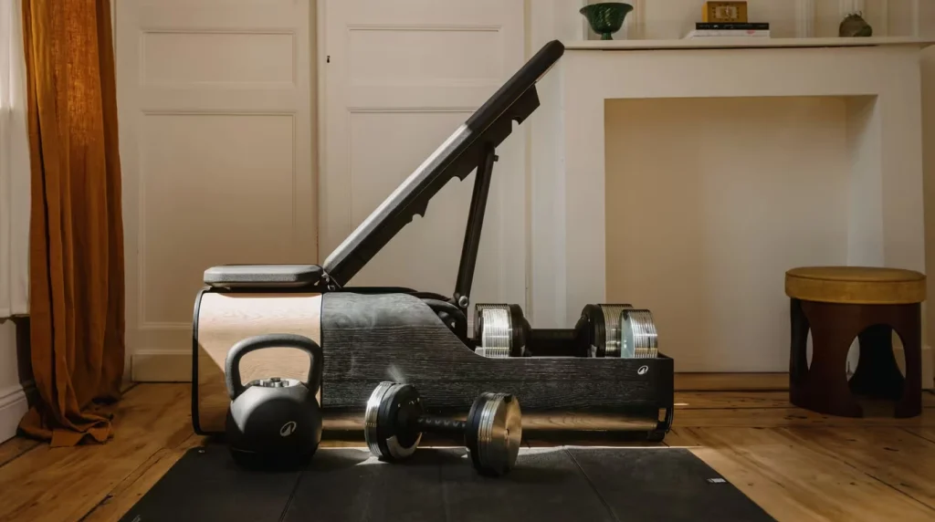 Banc de musculation Decathlon Smart Bench avec ses haltères réglables et son kettlebell