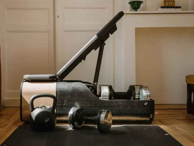 Banc de musculation Decathlon Smart Bench avec ses haltères réglables et son kettlebell