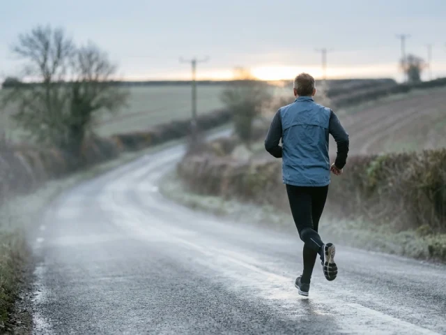coureur bien habillé pour courir par temps frais : couches de vêtements running superposées