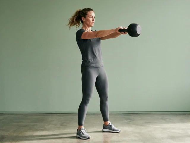 Femme réalisant un exercice de kettlebell swing